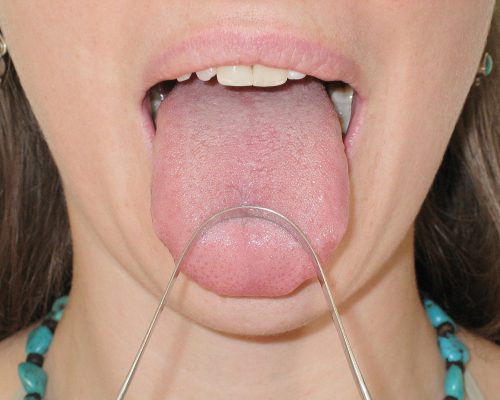 using the Yatan tongue scraper - end position